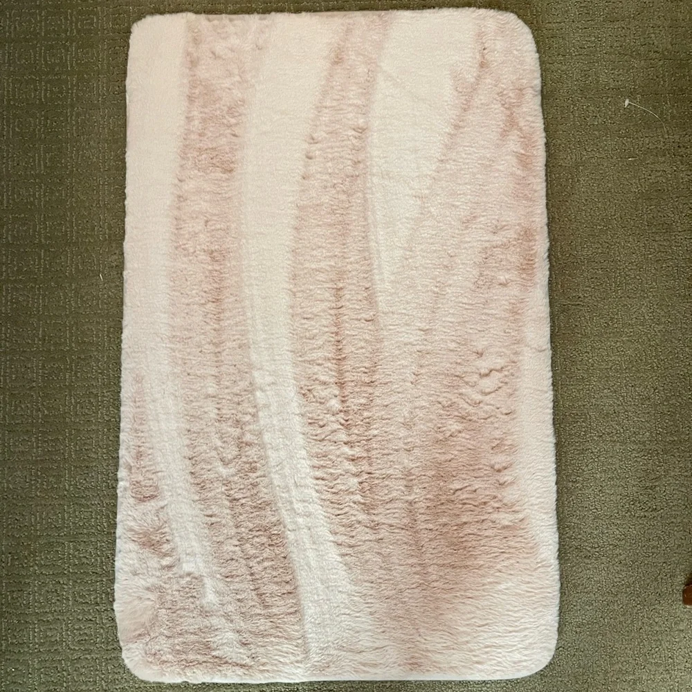 NWT - Very Nice Plush Memory Foam Bath Mat.